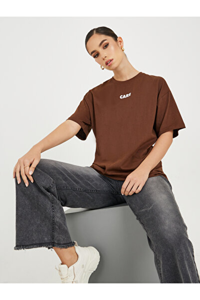 Styli تي شيرت طويل مطبوع عليه شعار كبير الحجم