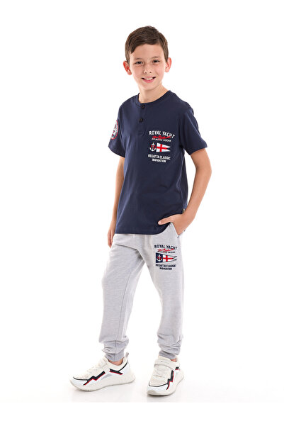 Victor and Jane By Styli طقم تي شيرت وبنطال رياضي بياقة هنلي مطرز برقعة مطرزة