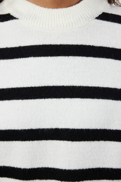 Trendyol Collection М'який текстурований светр у смужку екрю з горловиною TWOAW25SV00027