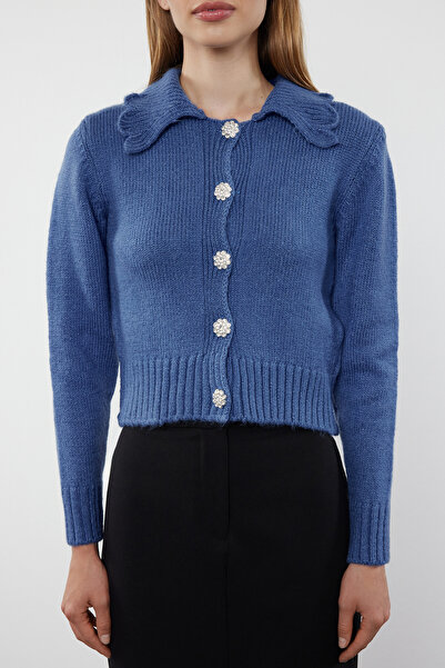 Trendyol Collection Jemný pletený svetr s modrou texturou - zapínání na šperky TWOAW25HI00098