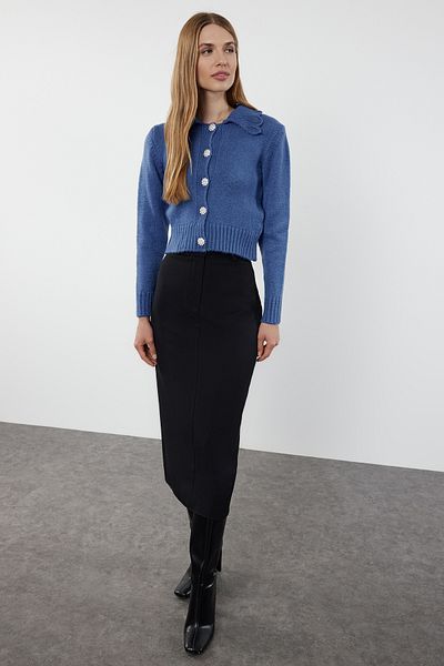 Trendyol Collection Jemný pletený svetr s modrou texturou - zapínání na šperky TWOAW25HI00098