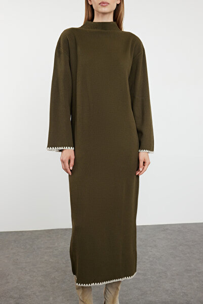 Trendyol Modest Μακρύ πλεκτό φόρεμα με λεπτομέρεια χακί ραφής TCTAW25EB00001