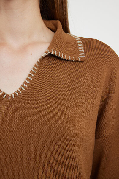Trendyol Collection Sweter z dzianiny bawełnianej w kolorze camelowym z kołnierzykiem polo - szeroki krój Twoaw24Kz00981