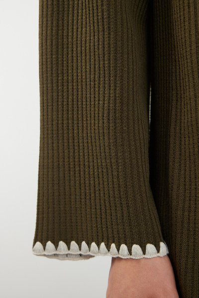 Trendyol Modest Μακρύ πλεκτό φόρεμα με λεπτομέρεια χακί ραφής TCTAW25EB00001