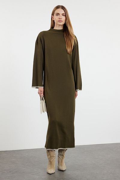 Trendyol Modest Μακρύ πλεκτό φόρεμα με λεπτομέρεια χακί ραφής TCTAW25EB00001