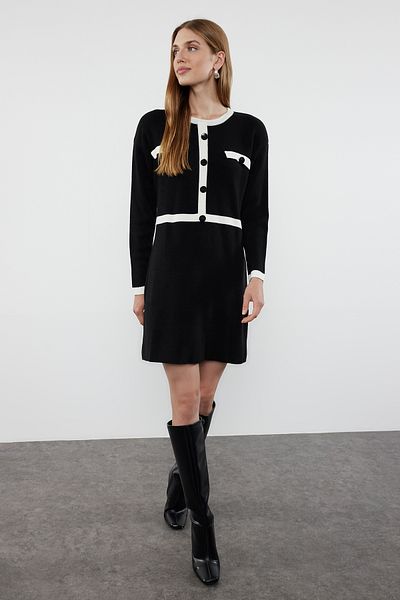 Trendyol Collection Czarna mini dzianinowa sukienka z blokami kolorów - TWOAW25EL00006