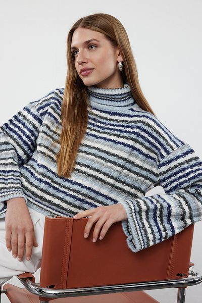 Trendyol Collection Blauer, weiter, weicher, strukturierter Crop-Pullover mit Farbblock-Strickpullover TWOAW25KZ00259
