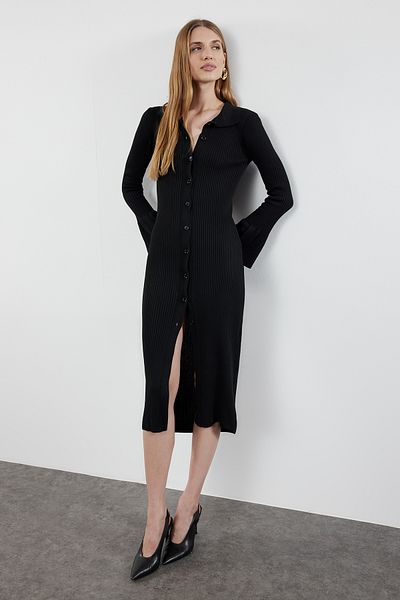 Trendyol Collection Černé Maxi pletené šaty s polo výstřihem – detail rukávu, TWOAW24EL00046