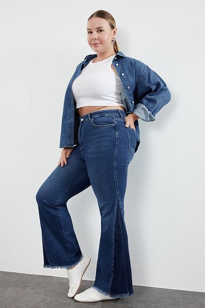 Trendyol Curve Blaue Jeans mit spanischem Bein und hoher Taille in großen Größen