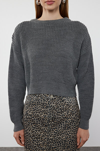 Trendyol Collection Antracitový pletený svetr Super Crop - TWOAW23KZ01620