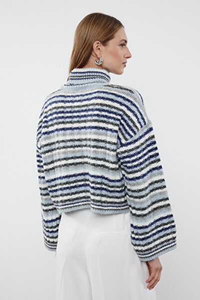 Trendyol Collection Pulover tricotat cu blocuri de culoare, cu textura moale, albastru, cu croială largă TWOAW25KZ00259