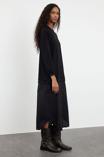 Trendyol Modest Pletené černé šaty – detail košile, tkané TCTAW25EB00062