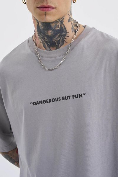 Machinist Tricou gri supradimensionat din bumbac imprimat Dangerous But Fun pentru bărbați
