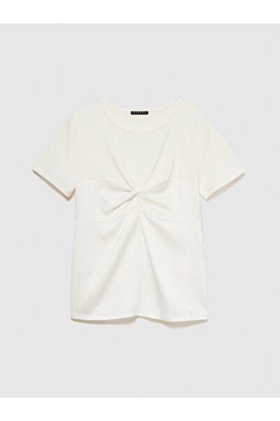 Sisley Γυναικείο μπλουζάκι σε κρεμ χρώμα με φαρδιά κοπή - Λεπτομερής λαιμόκοψη στο μπροστινό μέρος