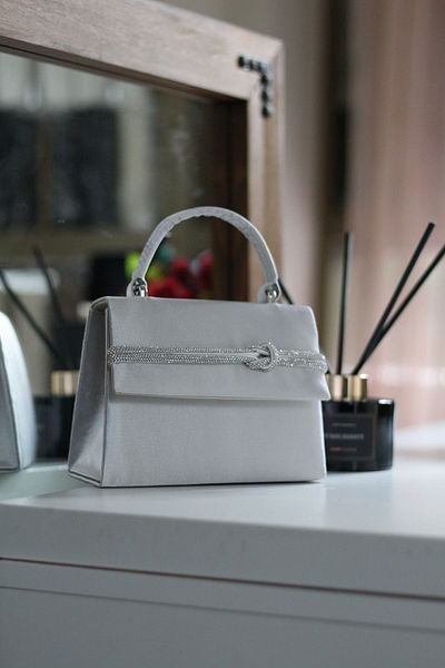 Moom Bag Geantă de umăr pentru rochie de seară cu dungi argintii din satin pentru femei