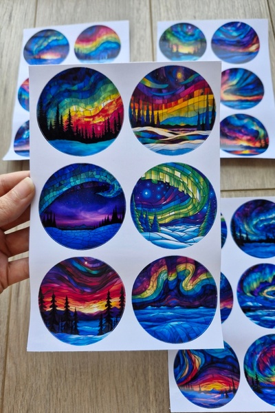 Mona Craftist 24 قطعة من ملصقات الأضواء الشمالية المصنوعة من الزجاج الملون، ملصق دائري من الزجاج الملون للكمبيوتر المحمول