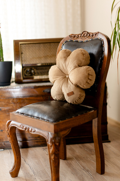 Rayda Home Polstrovaný polštářek Daisy Throw v barvě 42*42 cm Cappuccino