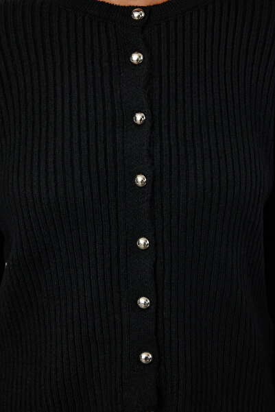 Trendyol Collection Černá bunda Crew Neck Look Měkký pletený svetr s texturou TWOAW25HI00172