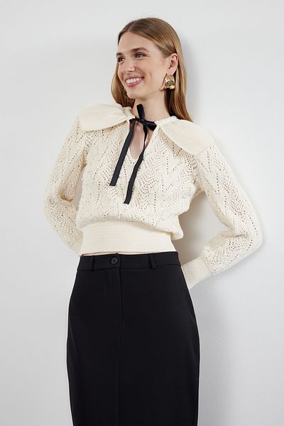 Trendyol Collection Pulover din tricot cu guler polo cu panglică/floare moale și perle TWOAW25KZ00158