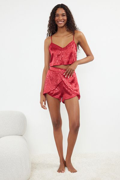 Trendyol Collection Set de pijamale țesute cu bretele din inimă din satin burgundă cu pantaloni scurți THMSS23PT00097