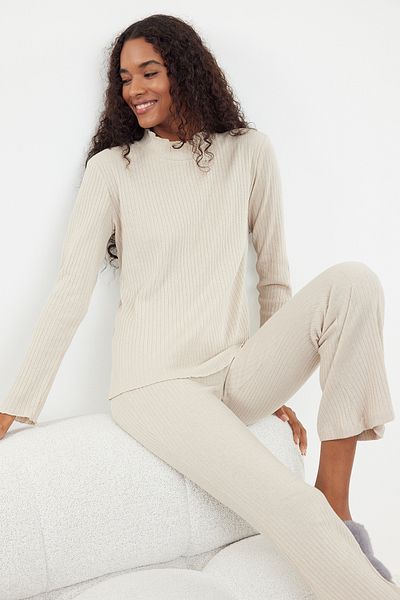 Trendyol Collection Beiges Pyjama-Set mit Stehkragen und Kordel - Overlock-Details THMAW25PT00030