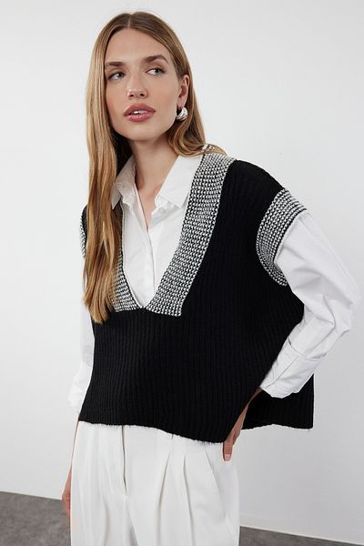 Trendyol Collection Sweter z miękkiej dzianiny w bloki kolorów - szeroki krój, czarny TWOAW21BZ0014