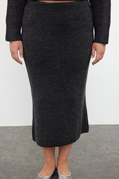 Trendyol Curve Σετ πουλόβερ και φούστα με ραβδώσεις με λαιμόκοψη - Anthracite TBBAW25CP00008