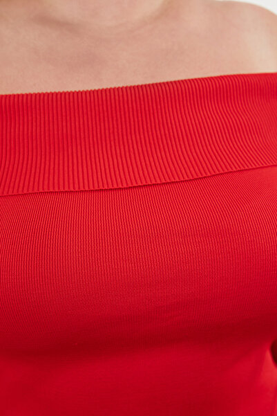 Trendyol Curve Carmen gallérral piros Midi kötöttáru ruha - TBBAW24AH00001