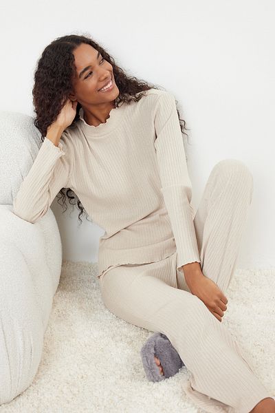 Trendyol Collection Beiges Pyjama-Set mit Stehkragen und Kordel - Overlock-Details THMAW25PT00030