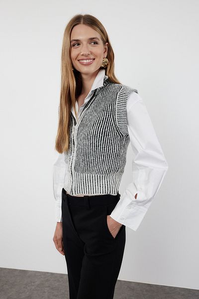 Trendyol Collection Weich strukturierte Ecru-Weste mit Stehkragen und Reißverschluss – TWOAW25YE00033