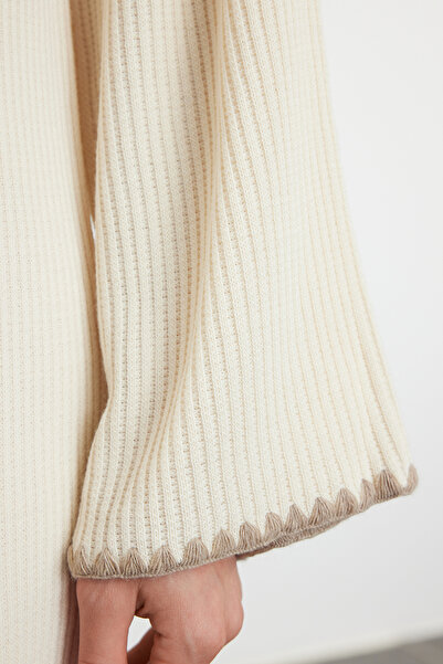 Trendyol Modest Μακρύ μπεζ πλεκτό φόρεμα - Λεπτομέρεια ραφής TCTAW25EB00001