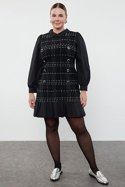 Trendyol Curve Schwarzes kariertes Mini-Tweedkleid mit Hemdkragen TBBAW24AH00112