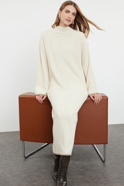 Trendyol Modest Beigefarbenes langes Strickkleid mit Nähten TCTAW25EB00001