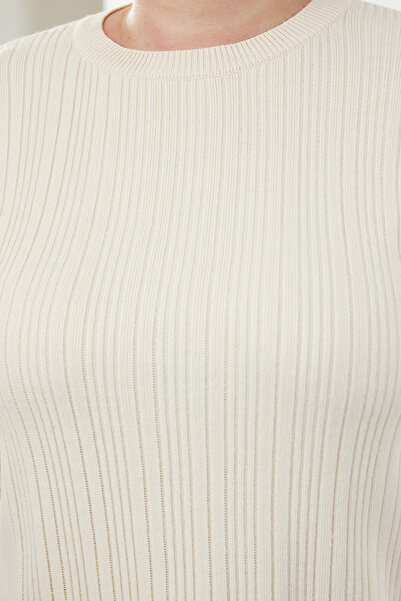 Trendyol Curve Pletený svetr se šňůrou Ecru - Crew Neck TBBAW25AN00043