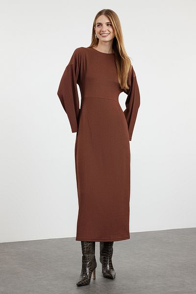 Trendyol Modest Texturované zavinovací šaty se španělskými rukávy - Hnědé TCTSS23EB00210