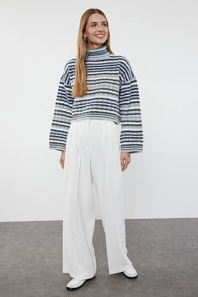 Trendyol Collection Blauer, weiter, weicher, strukturierter Crop-Pullover mit Farbblock-Strickpullover TWOAW25KZ00259