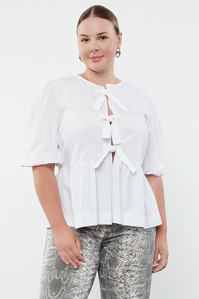 Trendyol Curve Weiße Bluse für Damen in Übergröße – Schleifendetail, Schnürung, gewebt Tbbaw25af00021