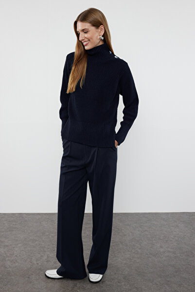Trendyol Collection Sötétkék kötöttáru pulóver - gallérgombos részlet TWOAW25KZ00123