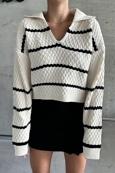 MODAGEN Ecrufarbener, gestreifter Damen-Strickpullover mit V-Ausschnitt