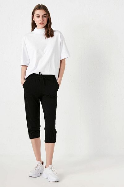 LC Waikiki Γυναικείο Jogger Capri σε μαύρο στυλ μόδας σας με ελαστικό δέσιμο στη μέση και λεπτομέρεια σε ευθεία τσέπη