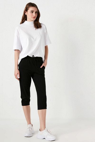 LC Waikiki Γυναικείο Jogger Capri σε μαύρο στυλ μόδας σας με ελαστικό δέσιμο στη μέση και λεπτομέρεια σε ευθεία τσέπη