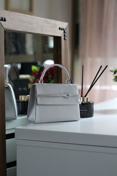 Moom Bag Geantă de umăr pentru rochie de seară cu dungi argintii din satin pentru femei