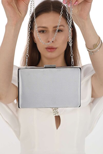 womenacs Σατέν βραδινό φόρεμα σε ασημί χρώμα - Γυναικεία τσάντα στο χέρι και μακριά με λουράκι (λουράκι αλυσίδας)