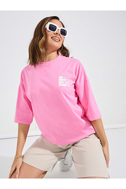 Styli تي شيرت كبير الحجم بشعار ممزق مع كتف منسدلة