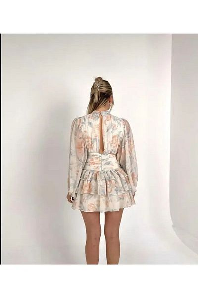 popibutik Κρεμ μίνι σιφόν φόρεμα με λαιμόκοψη και λεπτομέρεια στην πλάτη με φλοράλ στάμπα
