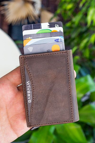 Garbalia Портфейл с държач за карти Crazy Brown от естествена кожа с механизъм и шнур