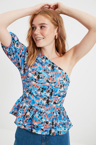 Trendyol Collection Blaue, einärmelige, gewebte Bluse mit Blumenmuster TWOSS20BZ1237