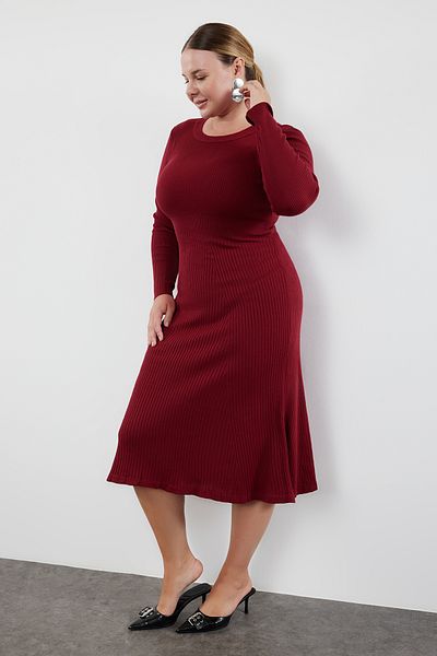 Trendyol Curve Weinrotes Midi-Strickkleid – gerippter Rundhalsausschnitt TBBAW24AH00021