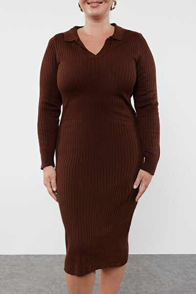 Trendyol Curve Φόρεμα με κορδόνι πλεκτό πόλο γιακά - σκούρο καφέ TBBAW23AH00002