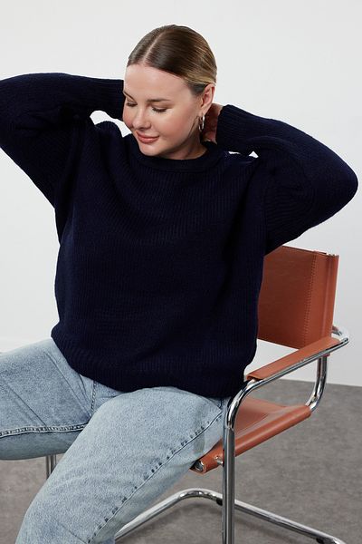 Trendyol Curve Marineblauer Strickpullover mit Rundhalsausschnitt - Weiche Textur TBBAW25AN00018